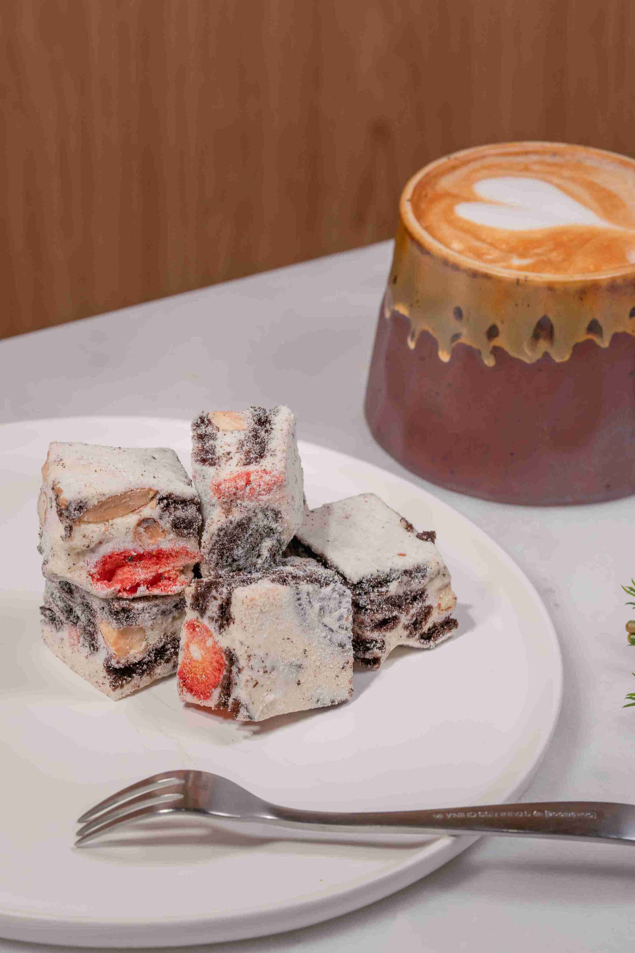 Oreo Strawberry Snow Nuts Torrone