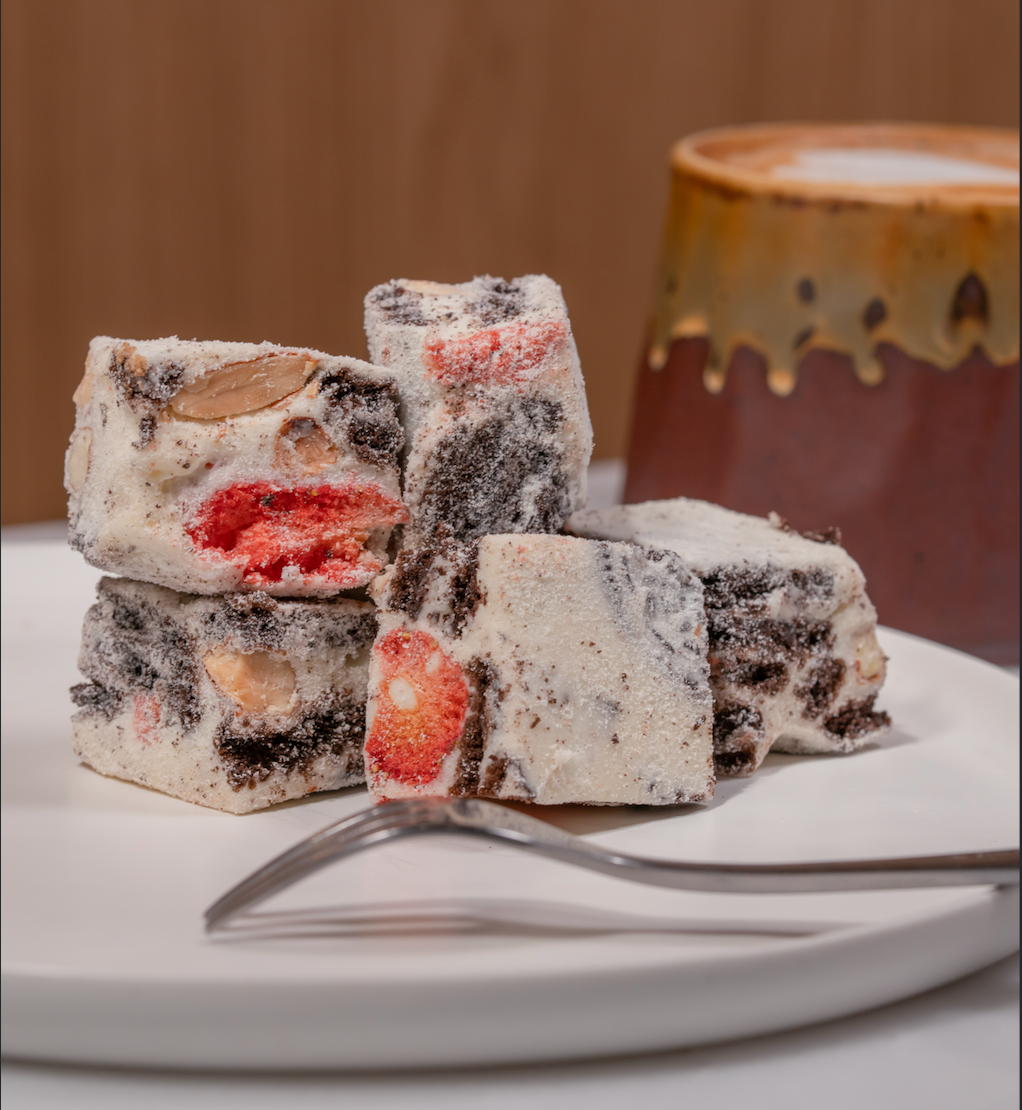 Oreo Strawberry Snow Nuts Torrone